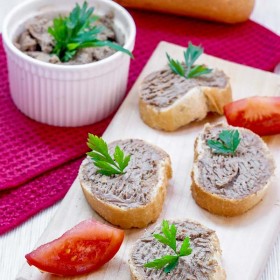 Tartine cu pate din ficatei de pui preparat in casa
