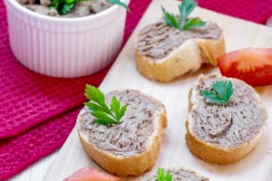 Tartine cu pate din ficatei de pui preparat in casa